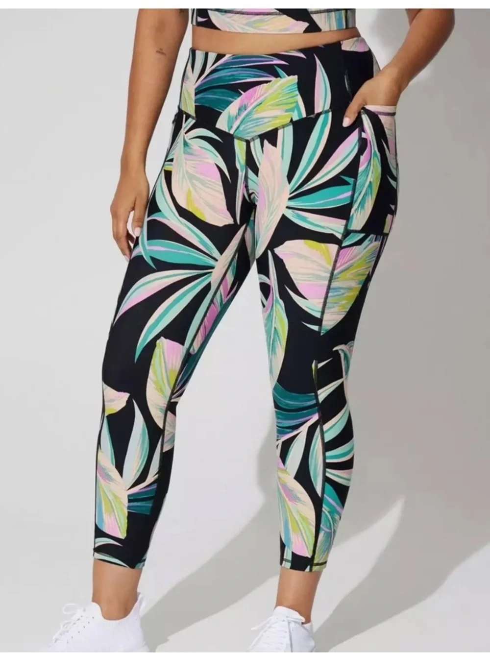 Torrid Black Tropical Performance Core Crop Active Leggings - New - Size 28 (5)